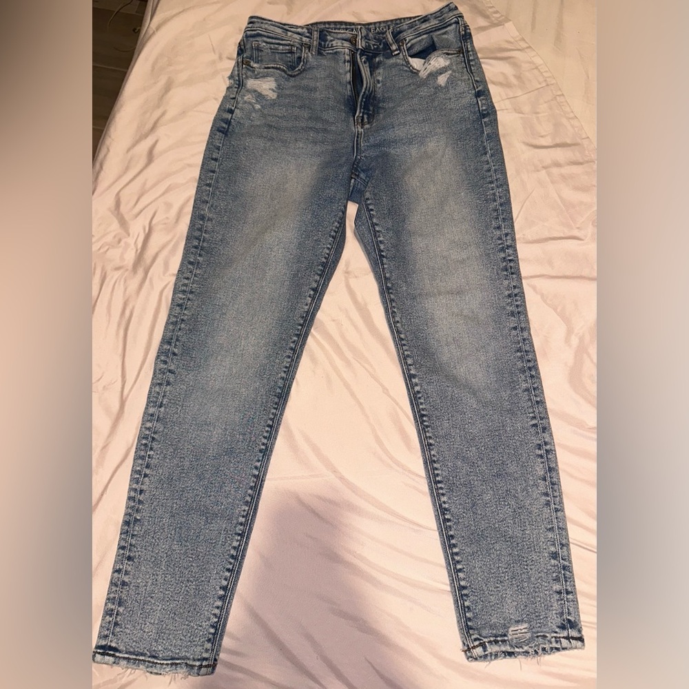 Size 4 American Eagle light wash mom jeans